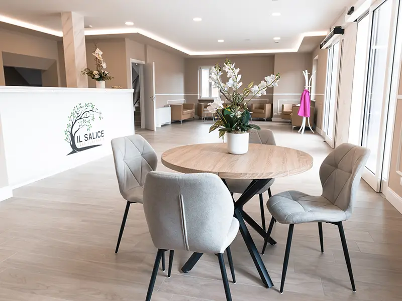 Interno luminoso e curato della Casa Funeraria Il Salice